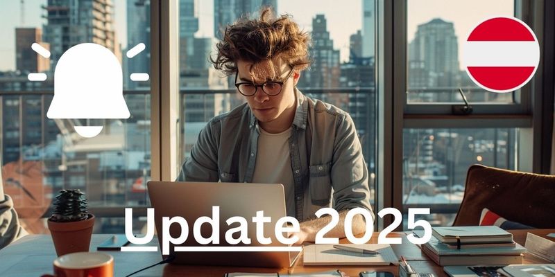 Junger Unternehmer mit Laptop am Schreibtisch im Homeoffice, konzentrierter junger Mann mit Brille und unordentlichem Haar, lässiges Hemd, unordentlicher Schreibtisch mit Notizbüchern, Kaffeetasse und Smartphone, moderne Wohnung mit großen Fenstern und Stadtblick, gemütliche und produktive Atmosphäre mit warmem Tageslicht.