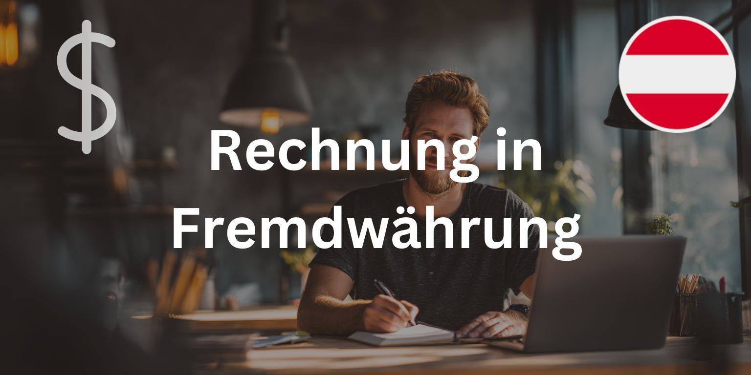 Unternehmer lächelt in Kamera mit Schriftzug 'Rechnung in Fremdwährung', Österreich-Flagge und Dollar-Symbol.
